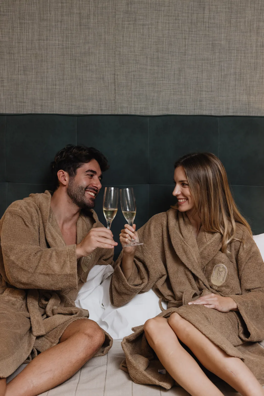 Anstoßen im Zimmer nach dem Spa