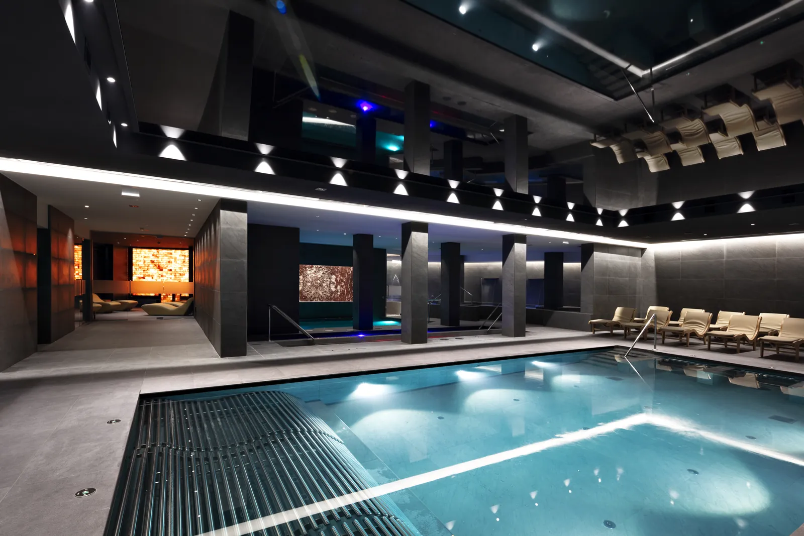 La piscina della spa Tibi